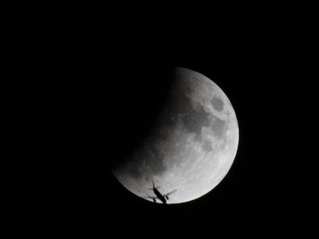 Bu gün baş verən Ay tutulmasından möhtəşəm görüntülər - FOTO