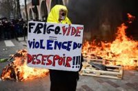 Fransanın Bordo şəhərində etirazçılar meriya binasını yandırıblar